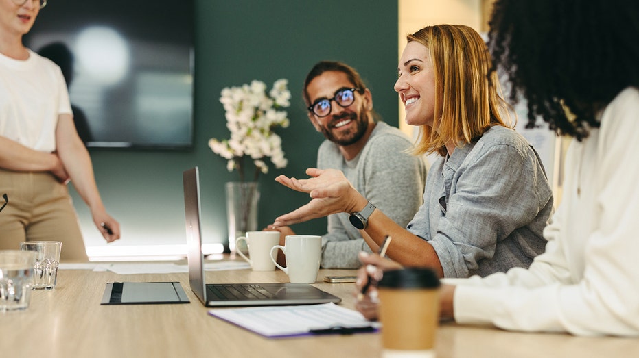 des gens ensemble dans un bureau