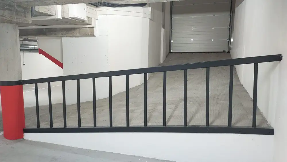 Rampe d'accès et courbe où les voitures calent lorsqu'elles ne peuvent pas tourner