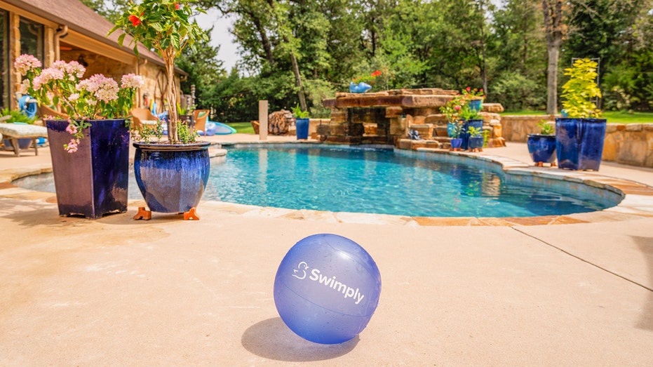 piscine avec ballon de plage de marque Swimply