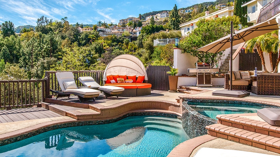 piscine dans une belle destination