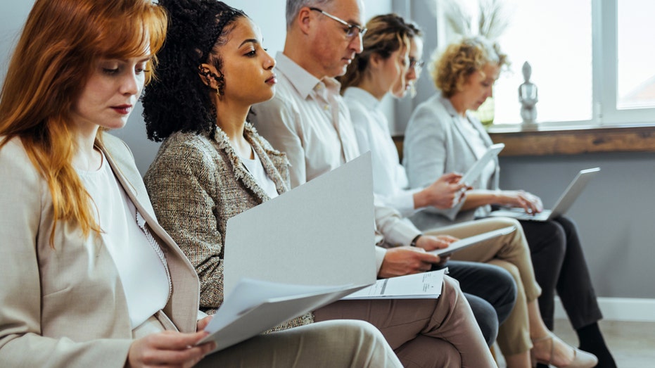 personnes en attente d'un entretien