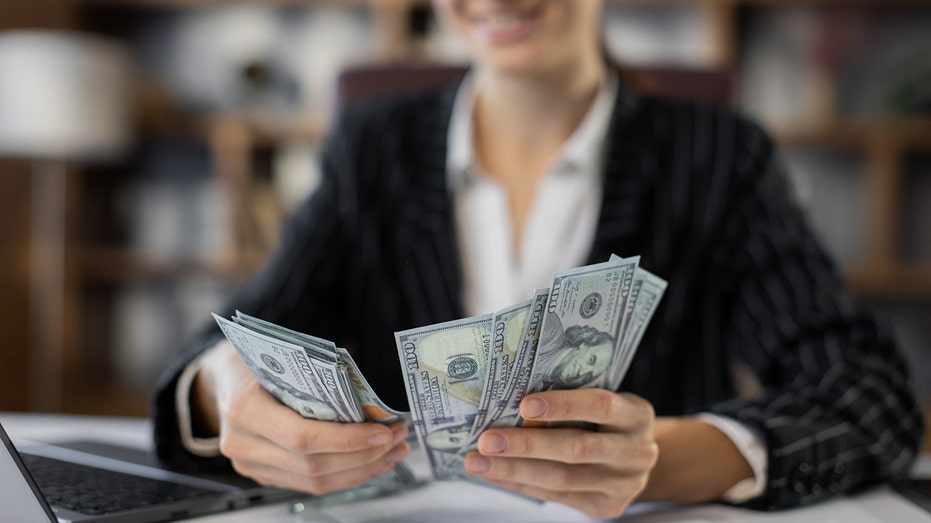 femme comptant de l'argent dans un bureau