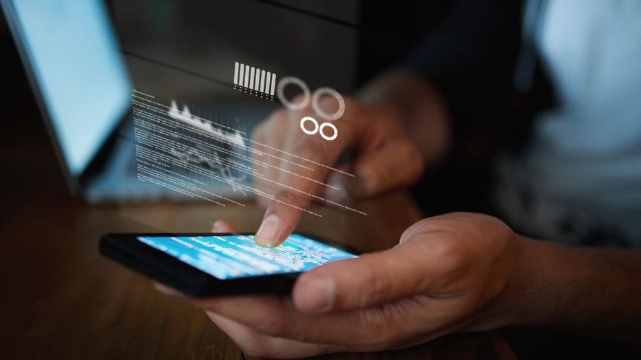 quelqu'un utilise un smartphone pour trouver des réponses