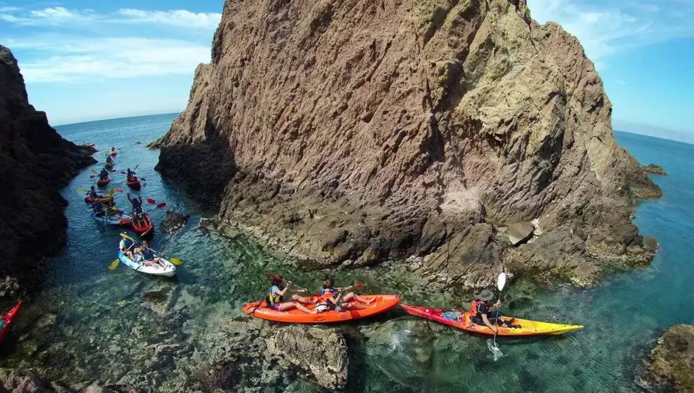 Plusieurs personnes faisant du kayak à Cabo de Gata, à Almería.