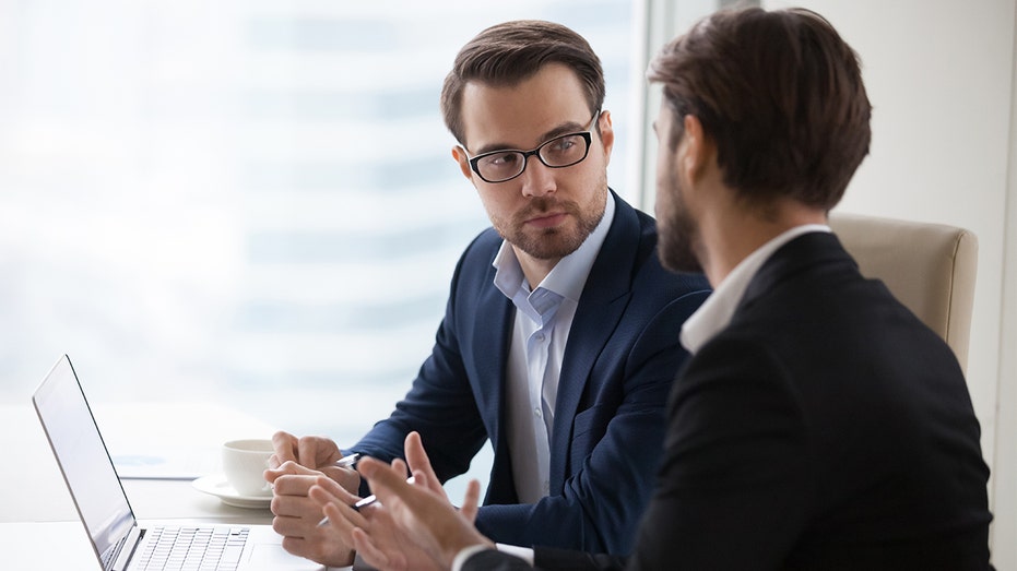 deux hommes lors d'une réunion