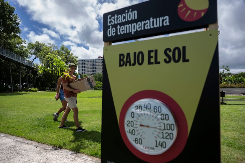 Le thermomètre, sous le soleil, indique plus de 100 degrés Fahrenheit.