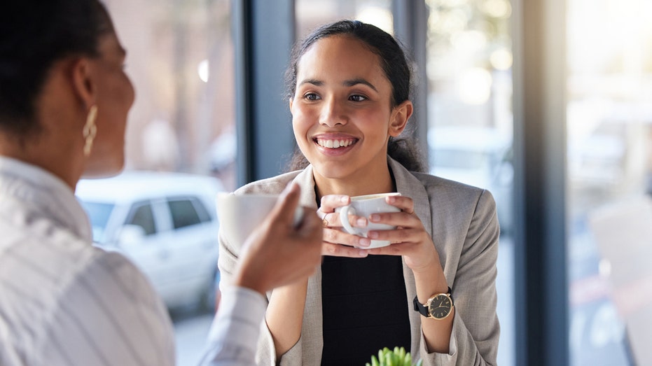 Femme parlant dans un café 