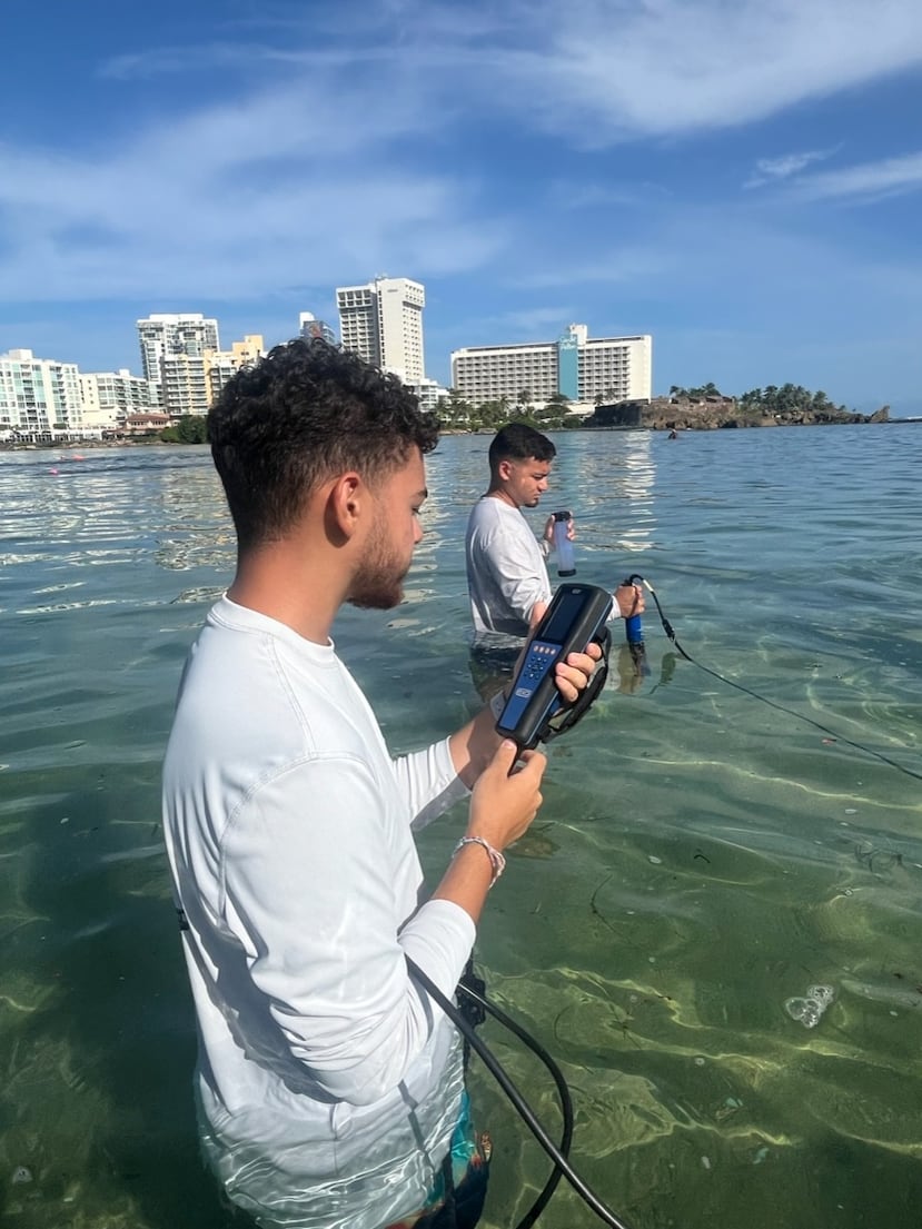 La surveillance de la qualité de l'eau dans l'estuaire de la baie de San Juan est l'une des tâches accomplies par des scientifiques citoyens certifiés.