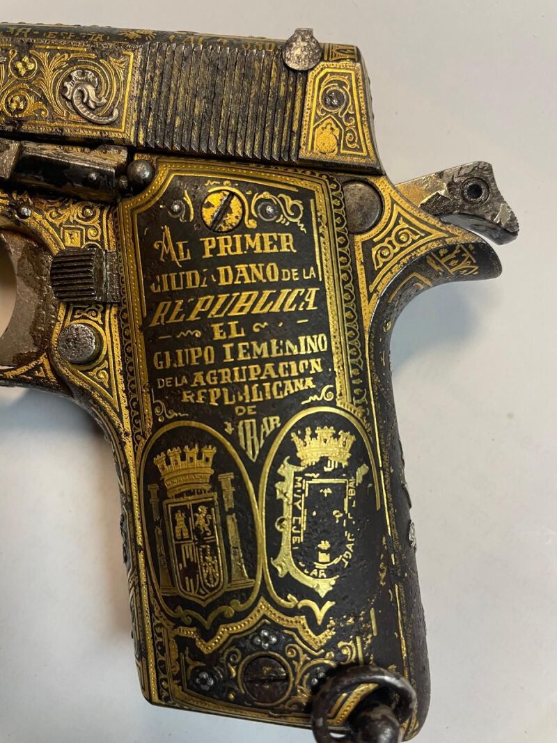 La dédicace du pistolet récupéré