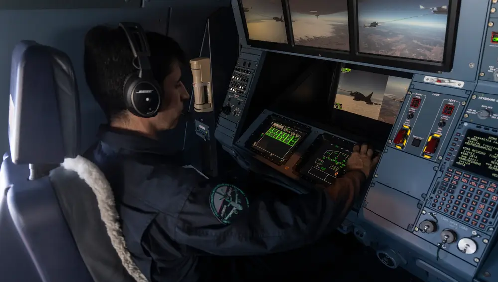 Juan Cabrera, sur la console A330-MRTT qui contrôle le transfert de carburant