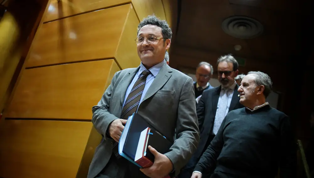 Le procureur général de l'État, Álvaro García Ortiz, à son arrivée lors de la comparution à la Commission de la justice, au Sénat, le 18 février 2025, à Madrid (Espagne). García Ortiz semble présenter le rapport annuel du bureau du procureur faisant référence à 2023. C'est la première fois qu'il se rend devant les tribunaux généraux depuis que la Cour suprême (TS) l'a inculpé pour un présumé crime de révélation de secrets contre le petit ami du président de la communauté de Madrid. 18 février 2025; Procureur; García Ortiz; apparence; Procureur général de l'État; Fernando Sánchez / Europa Press 18/02/2025