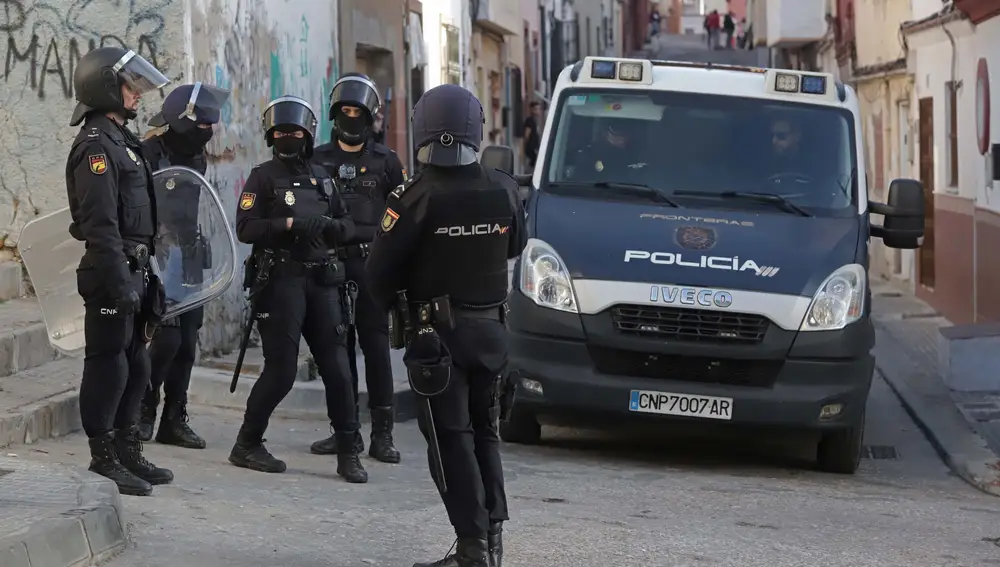 Un groupe de policiers nationaux dans le quartier de La Bajadilla, à Algeciras