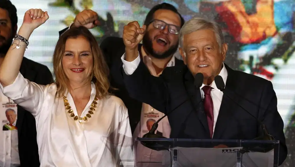 Andrés Manuel López Obrador, avec sa femme Beatriz Guérrez Muller, propose un discours à ses disciples de l'hôtel Hilton Hilton après avoir remporté sa victoire / AP