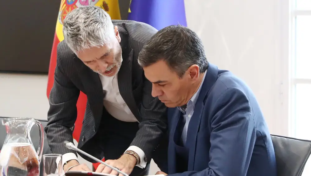 Le président du gouvernement, Pedro Sánchez, avec le ministre de l'Intérieur, Fernando Grande-Marlaska