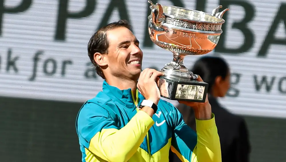 Rafa Nadal avec le trophée Roland Garros