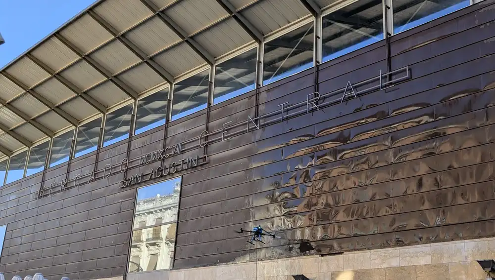 Ce modèle de nettoyage des façades est déjà en cours sur le marché de San Agustín à Grenade, la résidence Riaño située à Langreo, Asturias, et celle de l'hôpital haute résolution d'Estepona, entre autres.