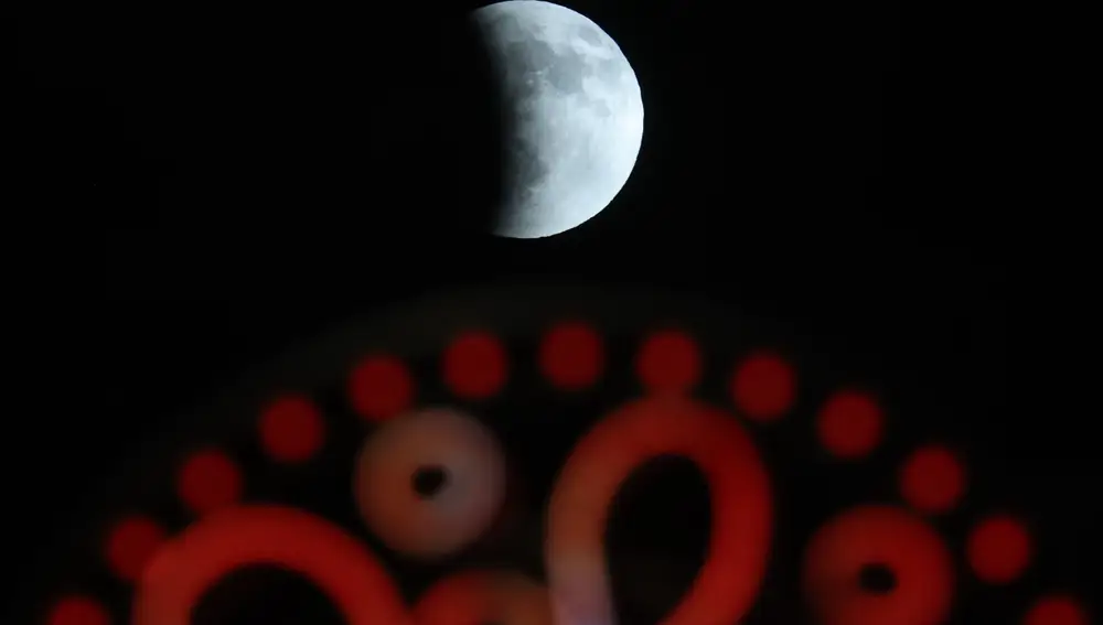 La lune de sang s'élève au-dessus de Jérusalem