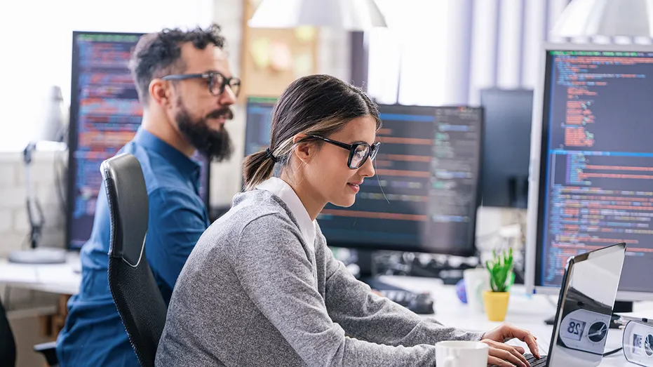 Des data scientists travaillant sur des ordinateurs