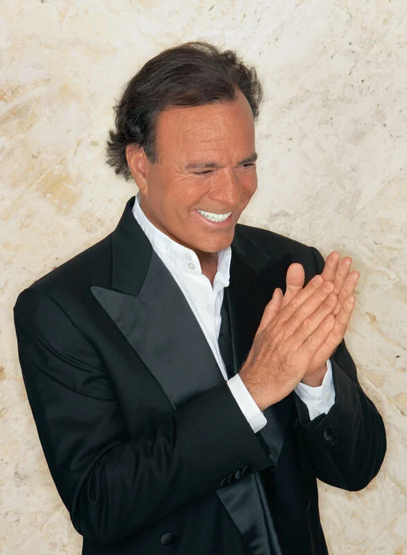 Dans une interview accordée à l'Agencia EFE, le chanteur Julio Iglesias aborde différents aspects de sa carrière et analyse son dernier album, "Classiques romantiques"le premier sorti en anglais au cours des douze dernières années et qui comprend onze chansons d'amour classiques des années soixante aux années quatre-vingt. 