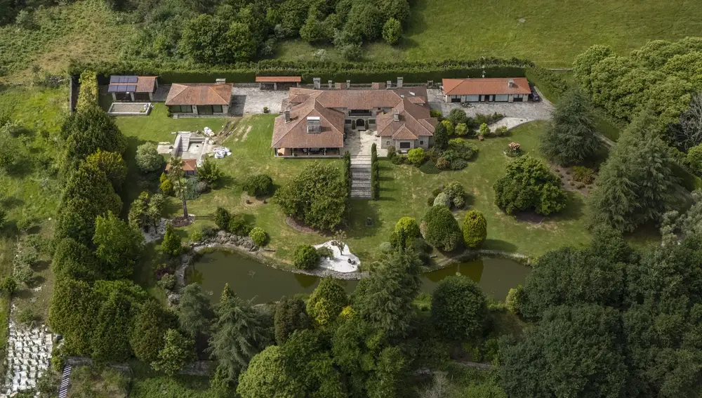 Vue aérienne de la maison achetée par Julio Iglesias à Piñor (Ourense). À Piñor, une ville d'Orense qui dépasse à peine le millier d'habitants et connue pour son nombre d'usines de cercueils, l'agitation est plus grande que d'habitude car Julio Iglesias, chanteur de renommée internationale, y a acheté un manoir.