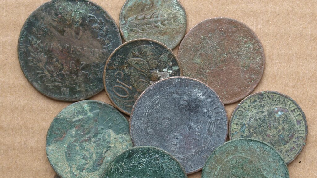 une pierre tombale de 1711 et un pot rempli de pièces de monnaie