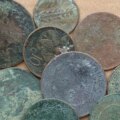 une pierre tombale de 1711 et un pot rempli de pièces de monnaie
