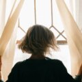 La psychologie dit que le type de solitude le plus douloureux dans nos années 70 et 80 n'est pas l'absence de compagnie, mais l'absence de témoin.
