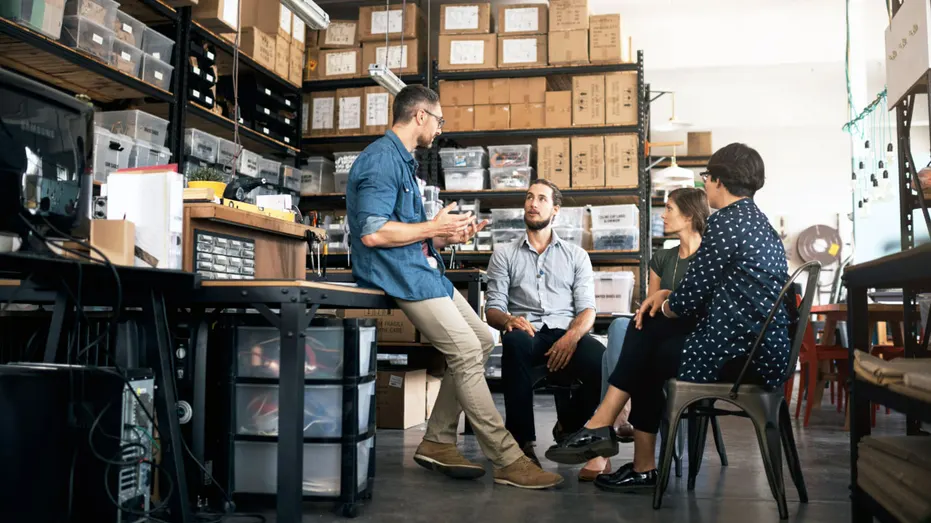 Les travailleurs se rassemblent dans une petite entreprise.