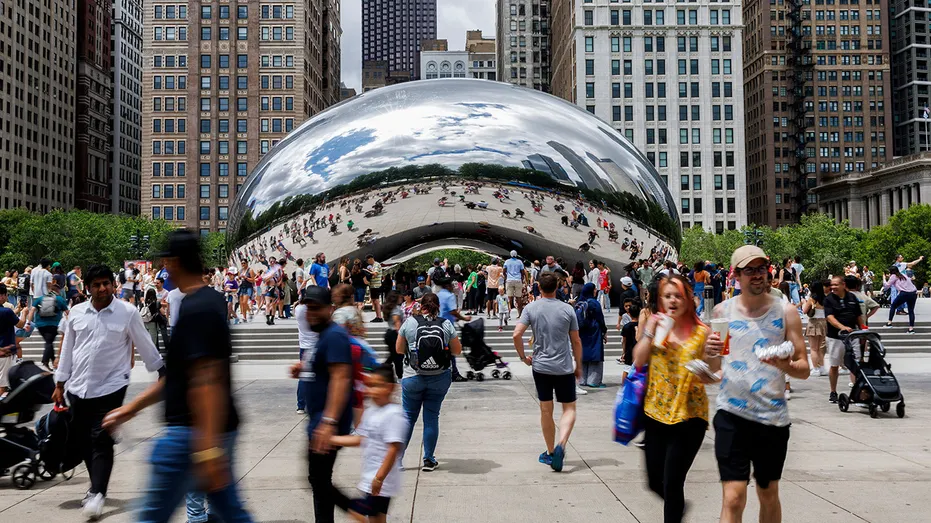 Les gens se promènent autour de The Bean à Chicago