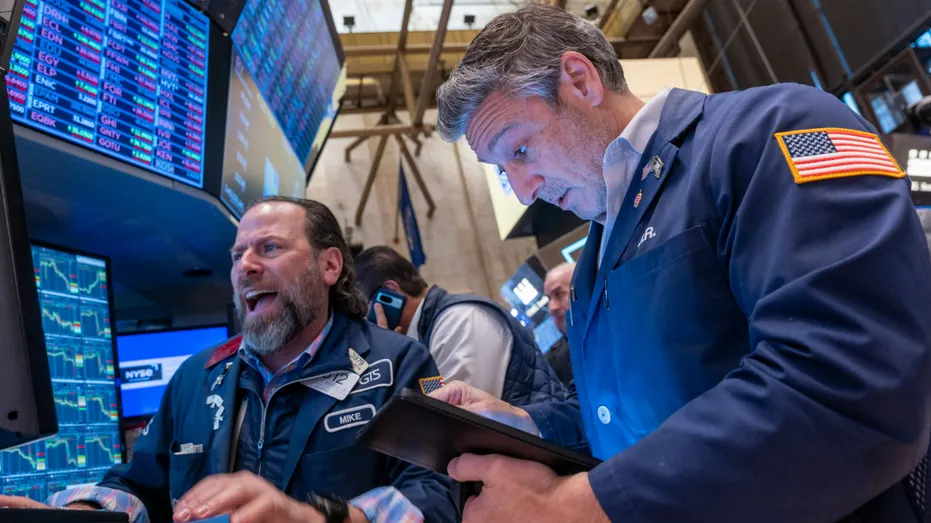 Les traders travaillent sur le parquet de la Bourse de New York.