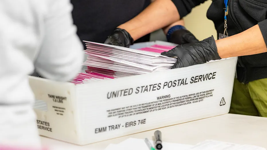 les travailleurs électoraux de Californie comptent les bulletins de vote