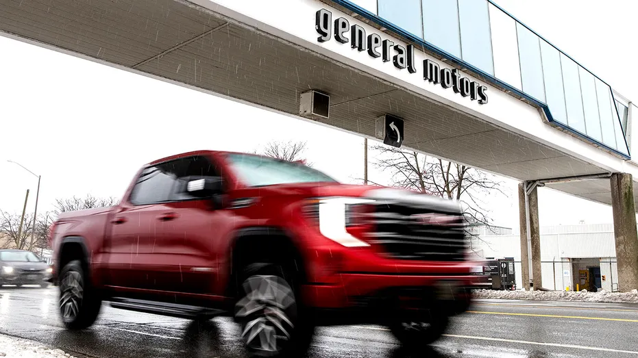 Un camion quitte une usine d’assemblage de General Motors