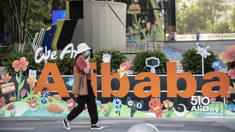 Les gens passent devant le siège d’Alibaba.
