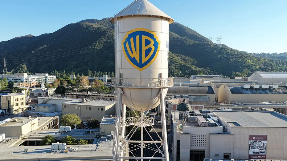 Une vue aérienne du logo Warner Bros. affiché sur le château d'eau du studio Warner Bros.
