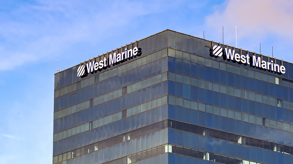 Une vue extérieure du siège de West Marine.