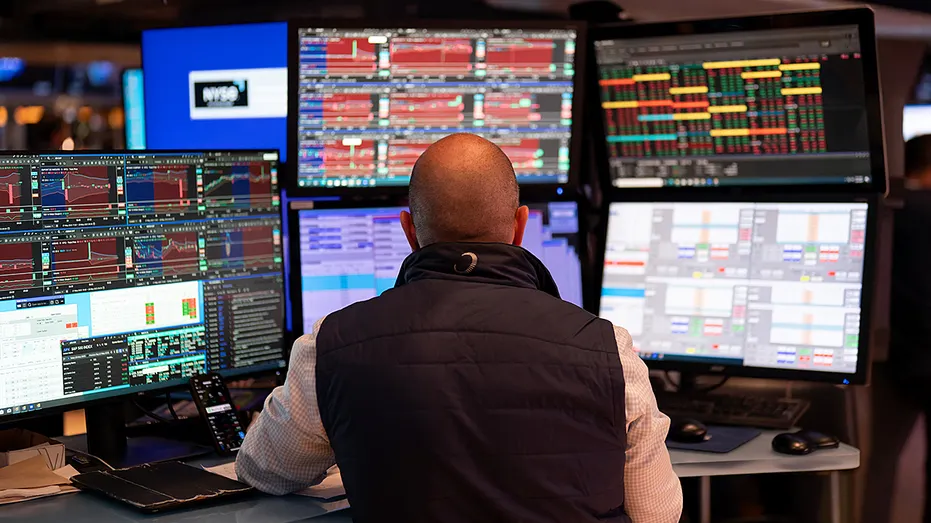 Un trader travaille sur le parquet du NYSE.