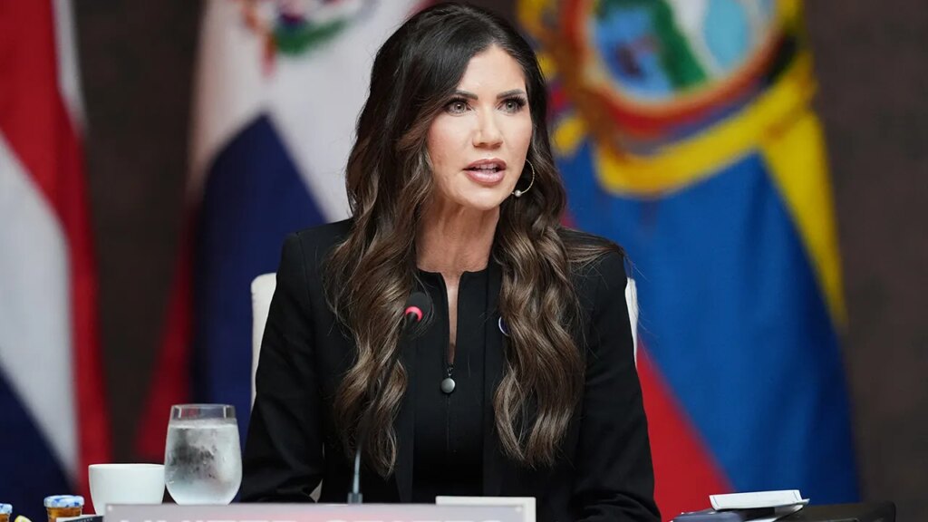 Noem met en garde contre un effort « coordonné » pour attirer les ressortissants chinois vers les États-Unis