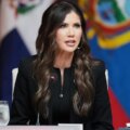 Noem met en garde contre un effort « coordonné » pour attirer les ressortissants chinois vers les États-Unis