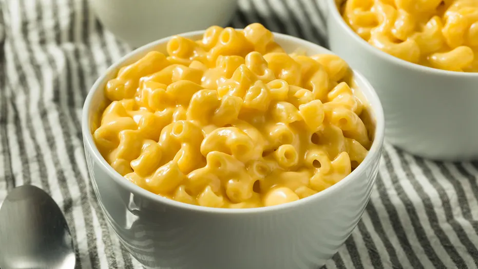 Un bol de macaroni au fromage.