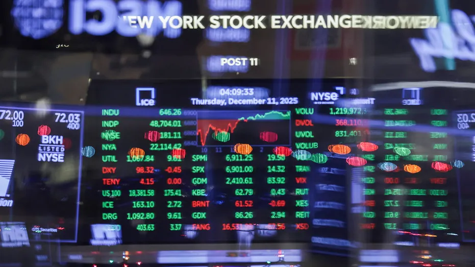 Un écran affiche le Dow Jones Industrial Average