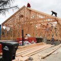 Les réglementations gouvernementales ajoutent près de 132 000 $ au coût d'une nouvelle maison, selon les constructeurs
