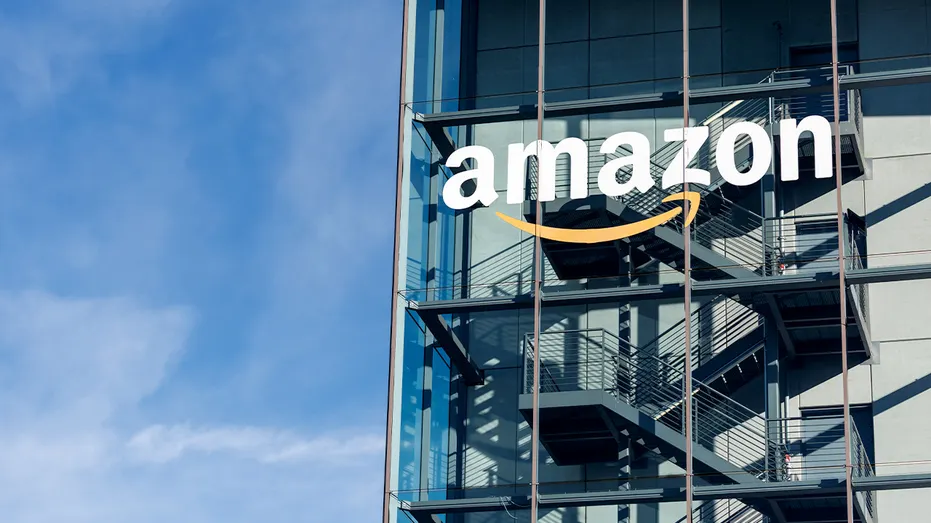 Vue extérieure montrant le logo Amazon monté sur le bâtiment abritant le siège allemand de l'entreprise à Munich.