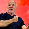 Jeff Bezos prédit que l’IA créera une pénurie de main-d’œuvre et ne remplacera pas les travailleurs humains dans l’ensemble de l’économie
