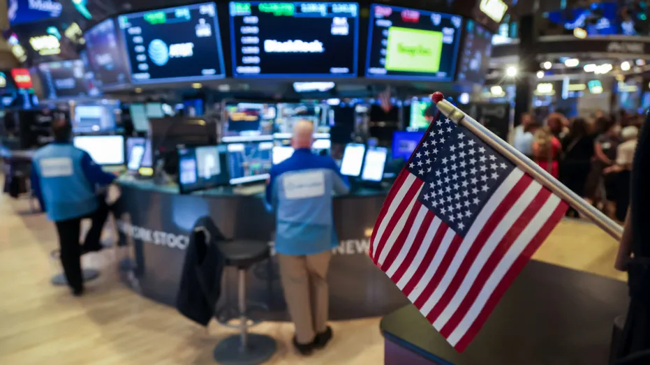 Le parquet de la Bourse de New York avec des drapeaux américains.