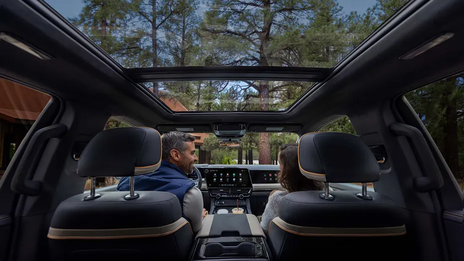 L'intérieur de la deuxième rangée d'un Chevrolet Silverado 1500 High Country 2027 est doté d'une garniture Enoki et d'un toit ouvrant panoramique.