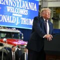 Trump visite l'usine Mack Trucks dans le district du champ de bataille de Pennsylvanie pour vanter son programme économique à l'approche des élections de mi-mandat