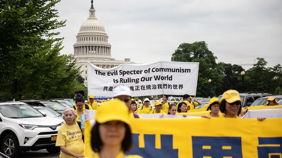 Des manifestants du Falun Gong devant le Capitole américain