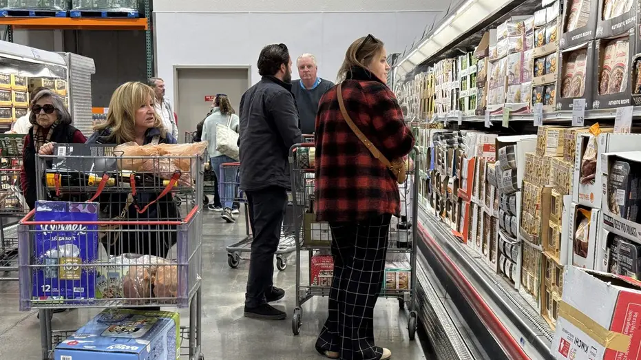 Les acheteurs regardent les prix des produits d’épicerie
