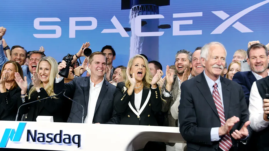Les dirigeants de SpaceX sonnent la cloche d'ouverture du Nasdaq.