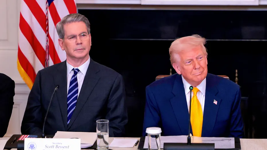 Scott Bessent est assis à côté de Donald Trump